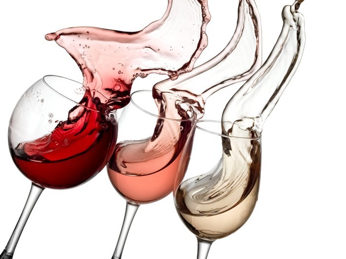 3 taças de vinho em visão lateral com exemplares de vinho tinto, rosé e branco