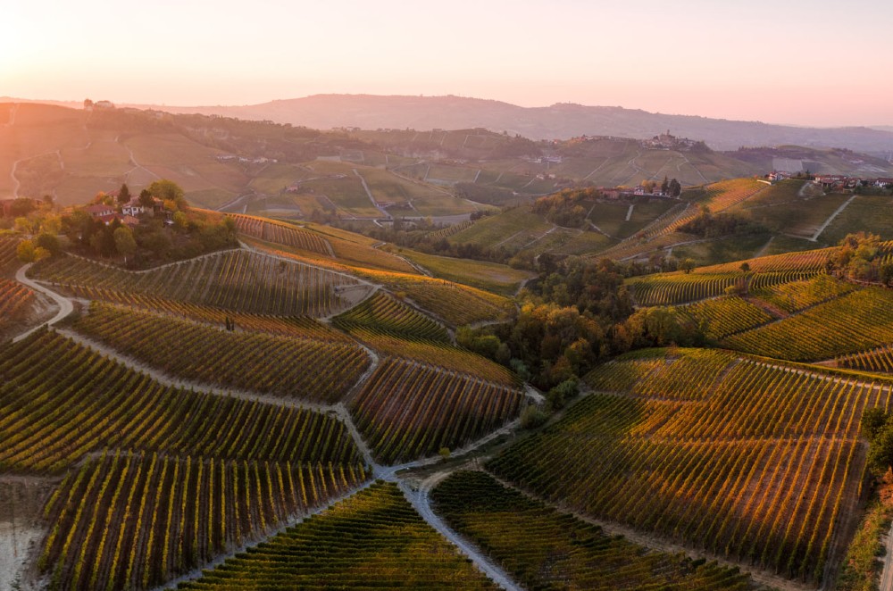 Imagem aérea do entardecer na região do Barolo