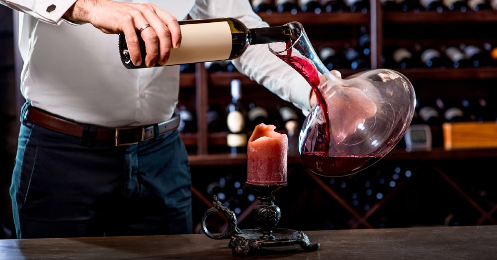 Imagem de um vinho sendo transferido para um decanter