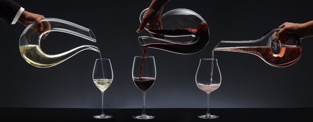 3 Decanters de vinho com exemplares do branco, tinto e rosé dispostos um ao lado do outro.