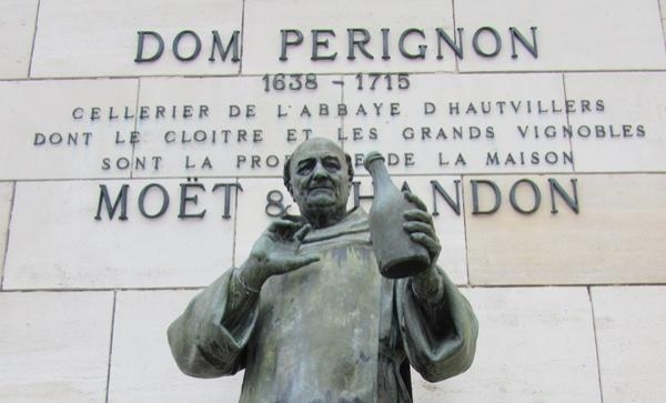 Estátua de Dom Pierre Pérignon à frente da grande fábrica