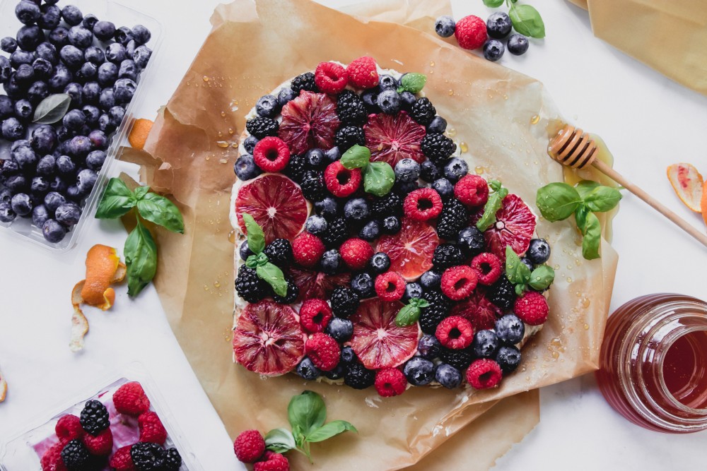 Imagem de cima de uma torta de frutas que pode ser harmonizada com vinho de sobremesa.