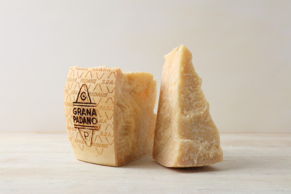 Imagem de dois pedaços do queijo grana padano