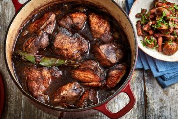 Imagem de uma panela com receita de Coq au vin