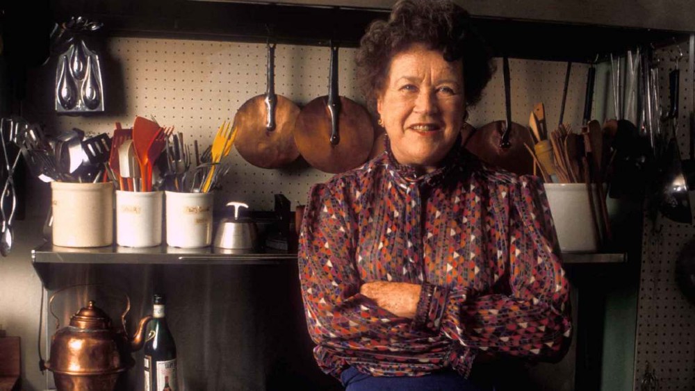 Imagem de Julia Child famosa cozinheira norte-americana por preparar a receita de Coq au Vin