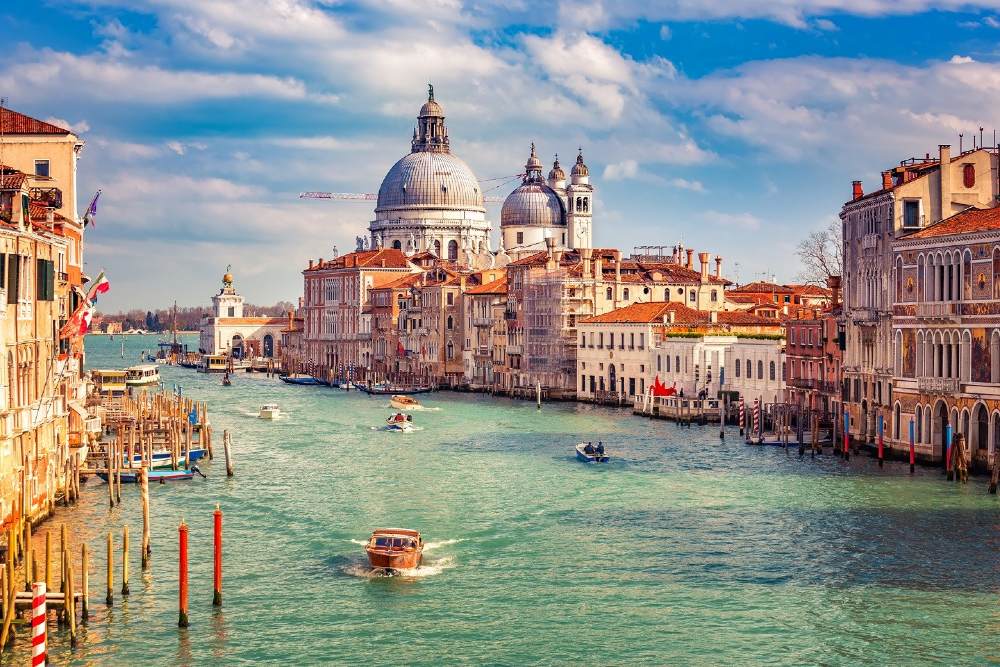 Imagem de um dos canais de Veneza, cidade de origem do drink Bellini